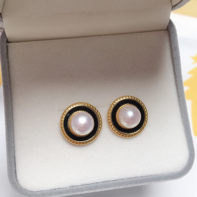 Circle White Shell Freshwater Pearl Stud Earrings