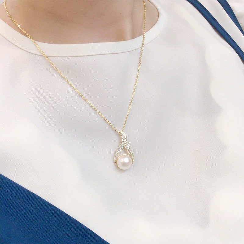 Feather Zircon Holder Freshwater Pearl Necklace