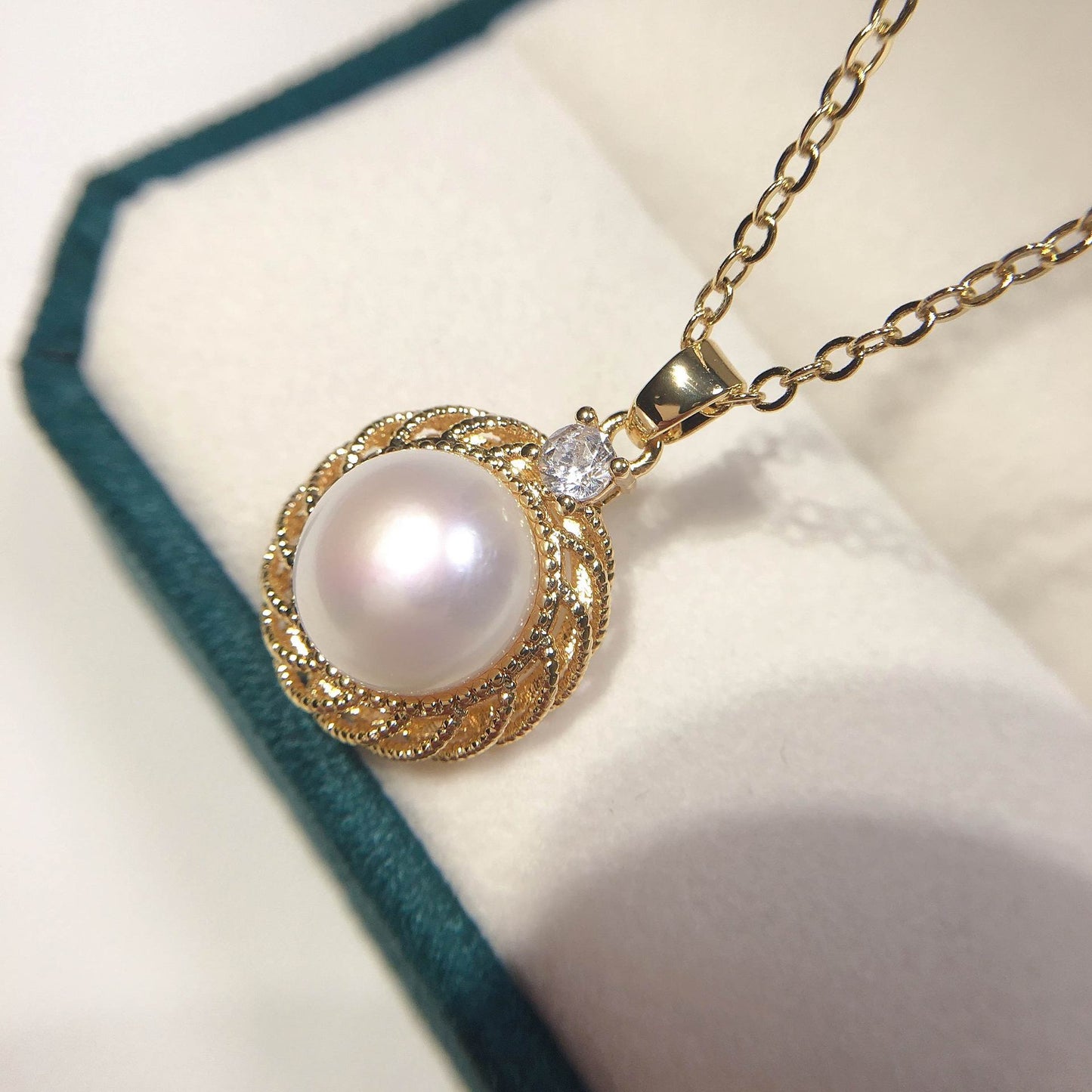 Fire Flame Circled High Luster Freshwater Pearl Necklace