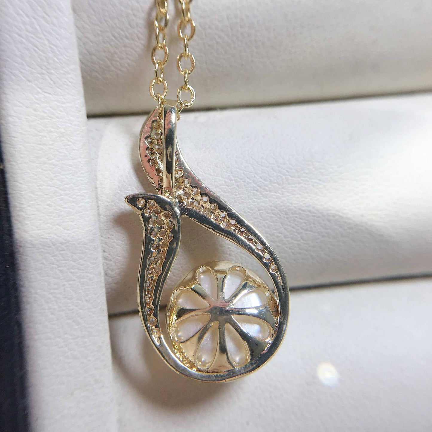 Feather Zircon Holder Freshwater Pearl Necklace