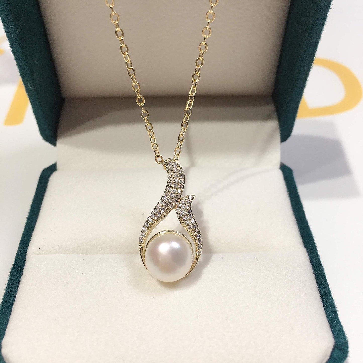 Feather Zircon Holder Freshwater Pearl Necklace