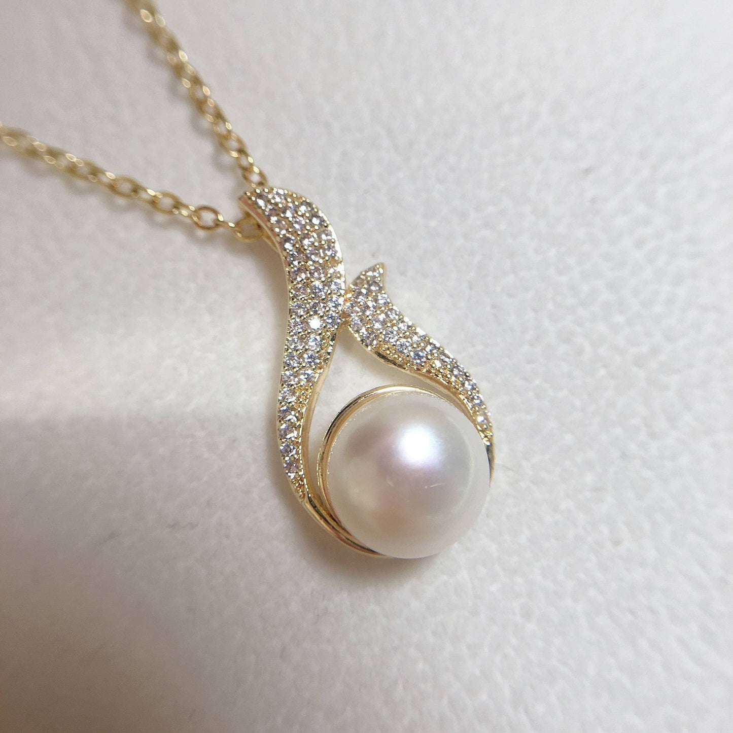 Feather Zircon Holder Freshwater Pearl Necklace