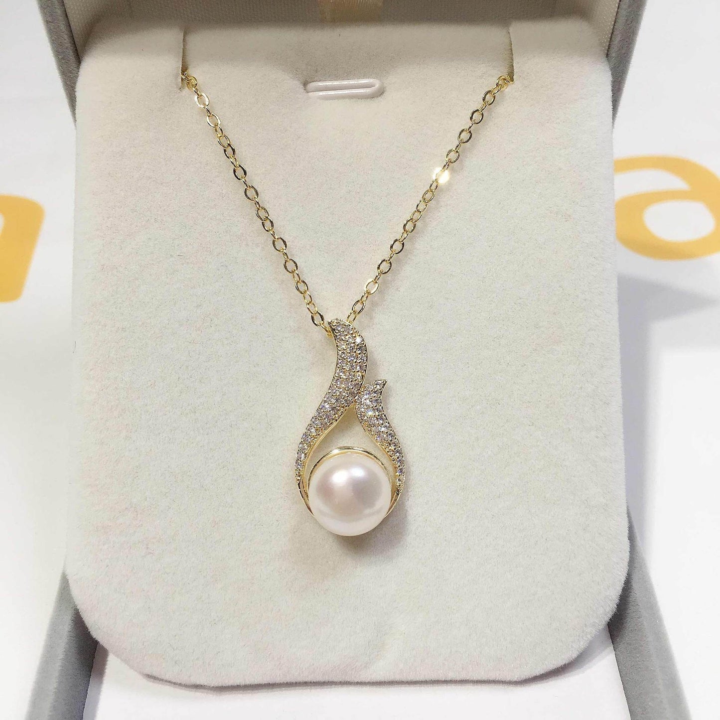 Feather Zircon Holder Freshwater Pearl Necklace