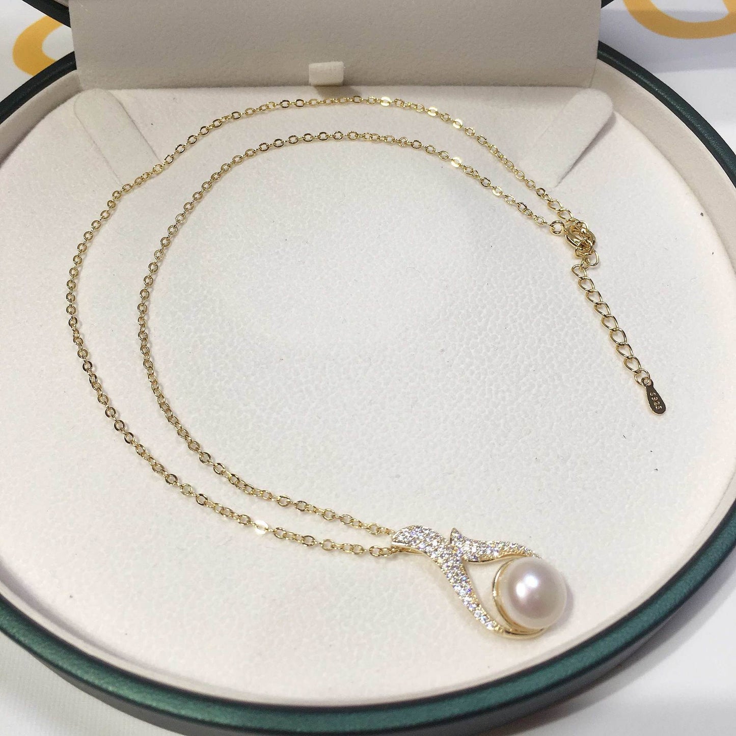 Feather Zircon Holder Freshwater Pearl Necklace