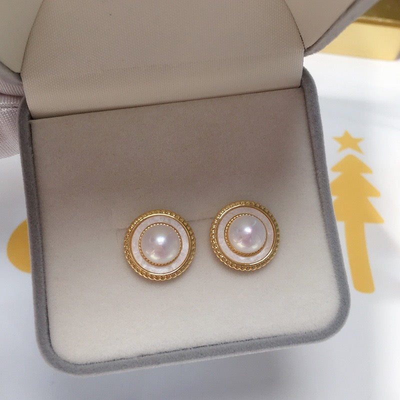 Circle White Shell Freshwater Pearl Stud Earrings