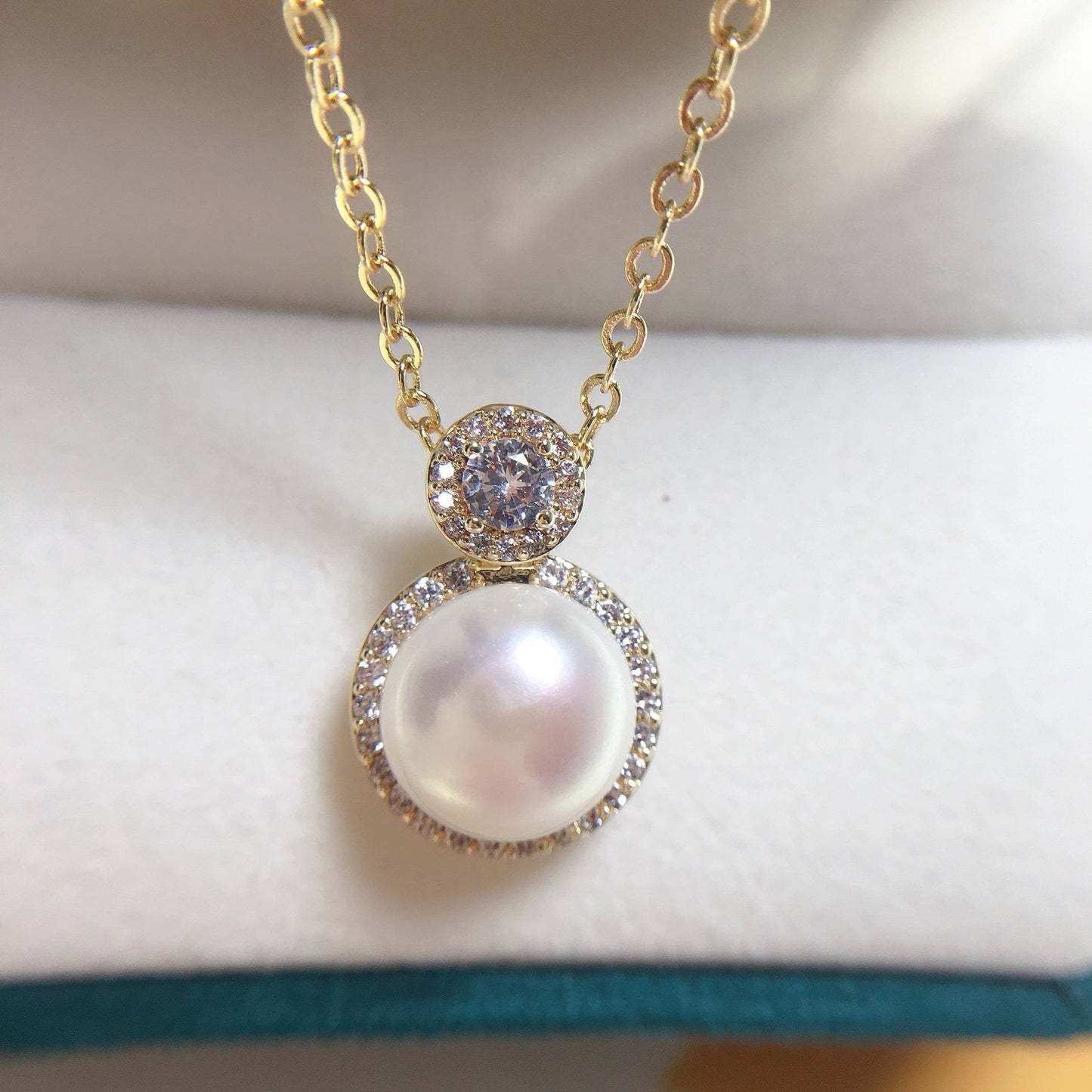 Classic Zircon Circled Freshwater Pearl Necklace