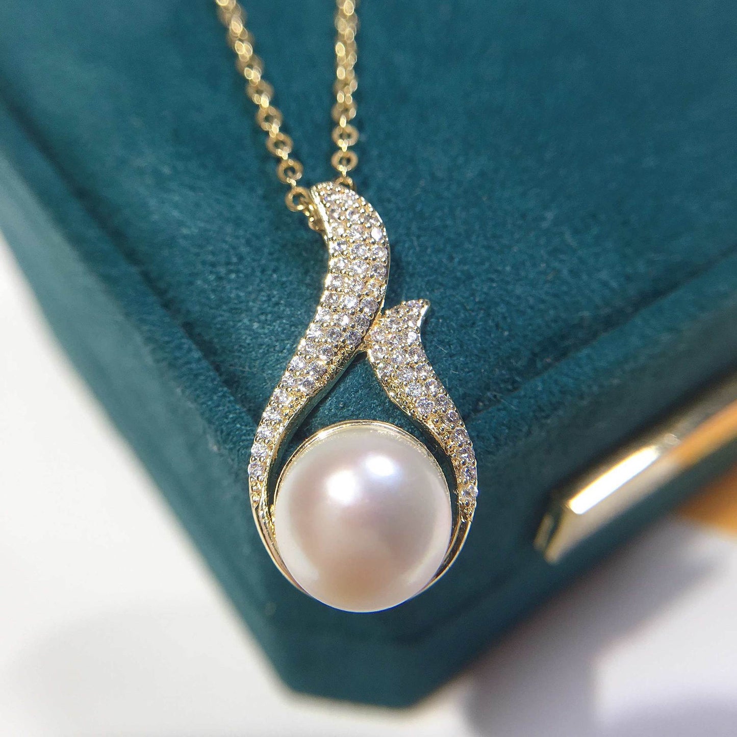 Feather Zircon Holder Freshwater Pearl Necklace