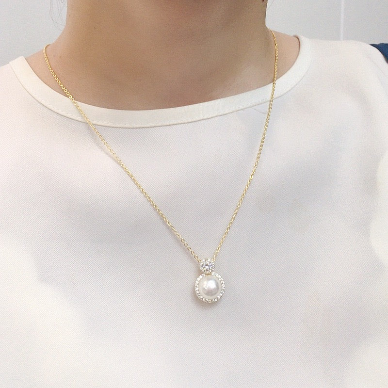Classic Zircon Circled Freshwater Pearl Necklace