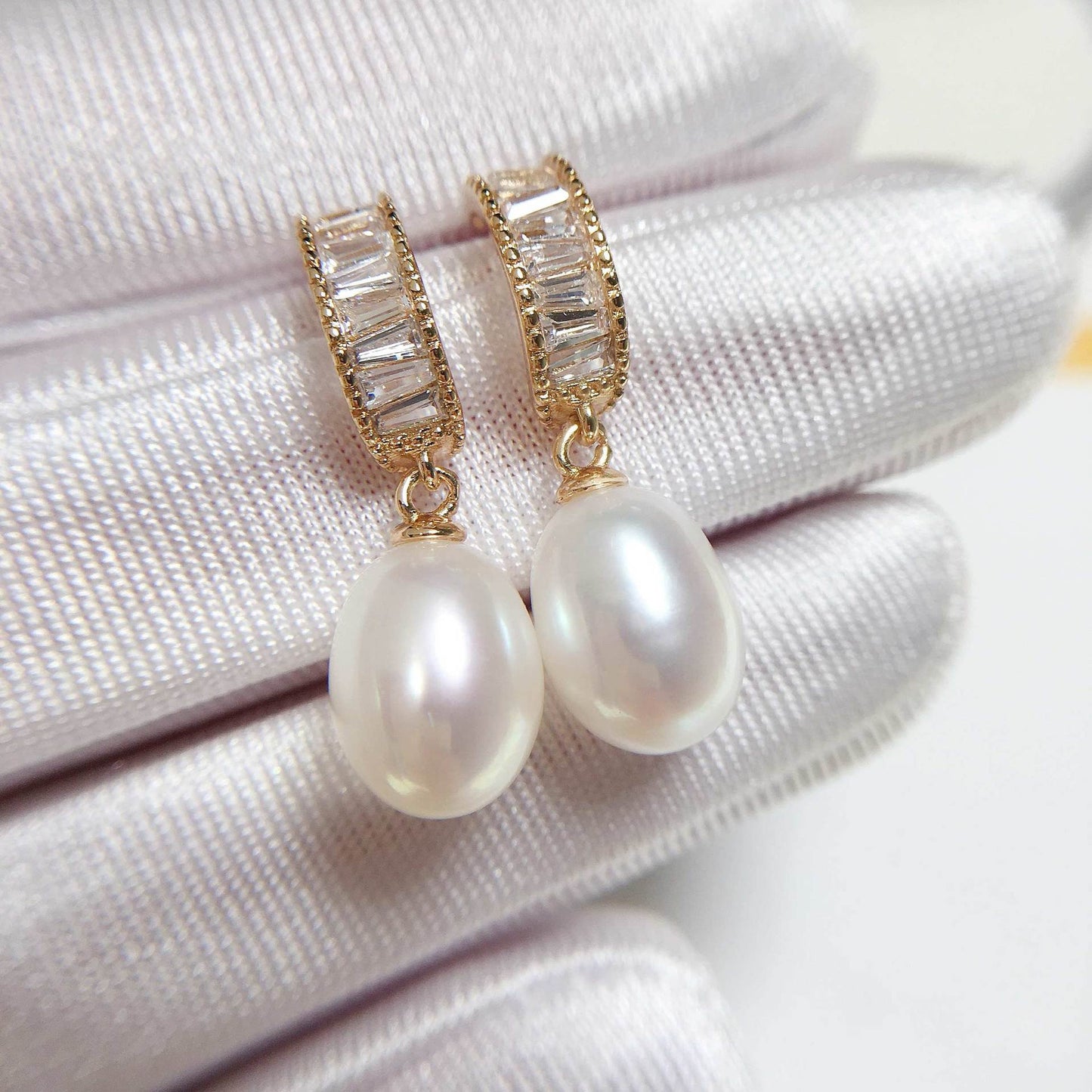 Arch Zircon Oval Pearl Earrings
