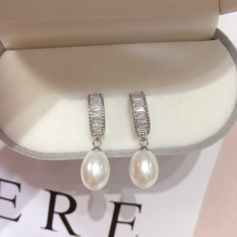 Arch Zircon Oval Pearl Earrings