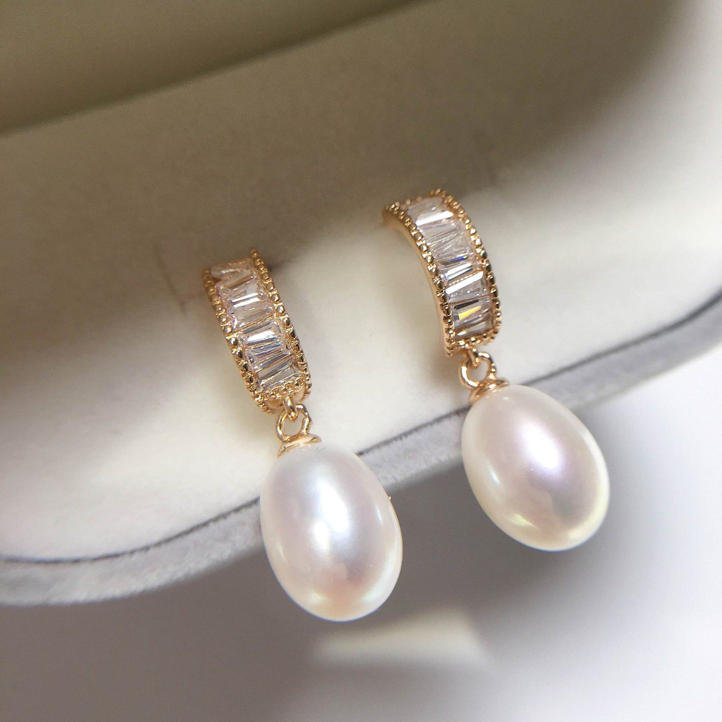 Arch Zircon Oval Pearl Earrings