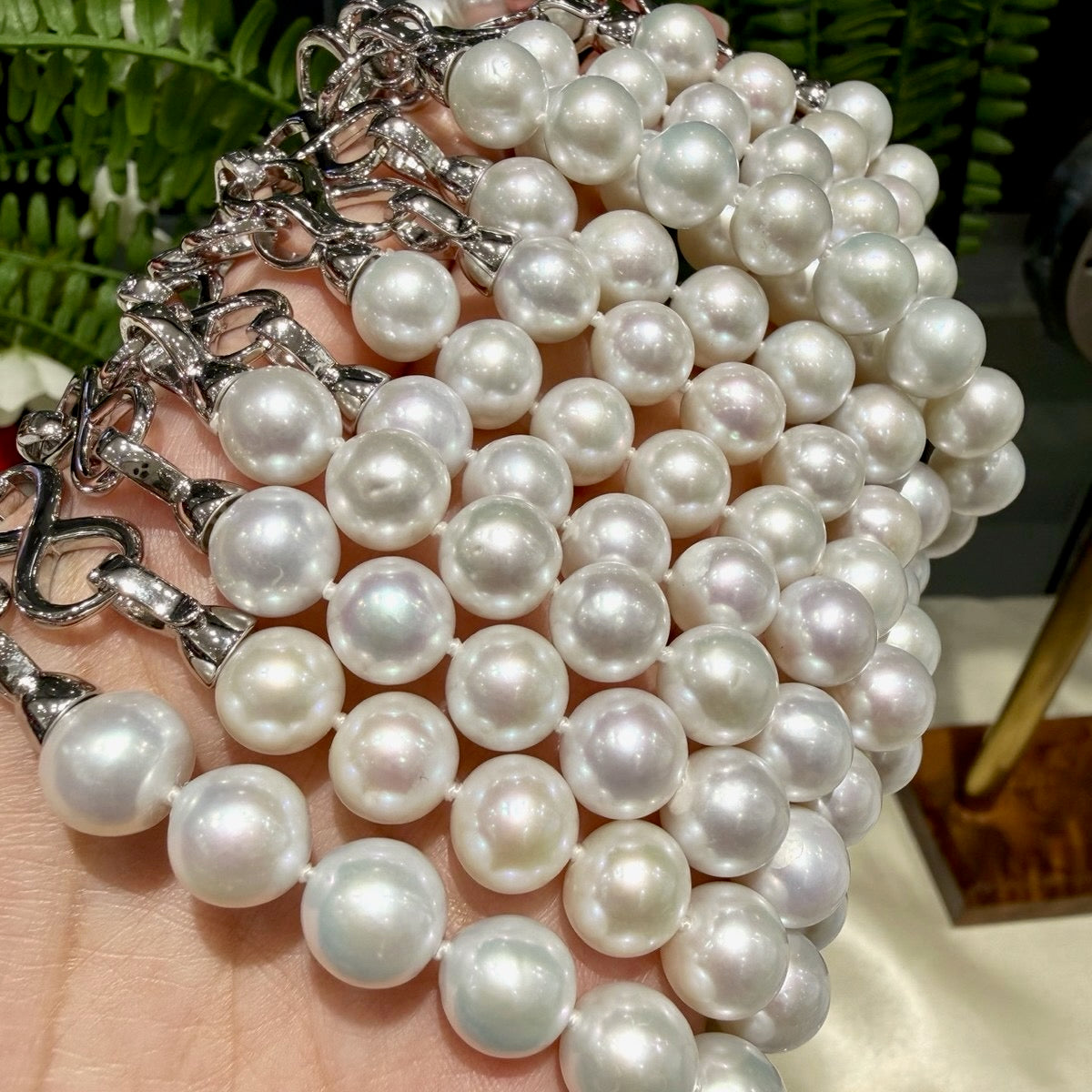 Classic Freshwater Pearl Bracelet, 9–10mm featuring 9–10mm white freshwater pearl