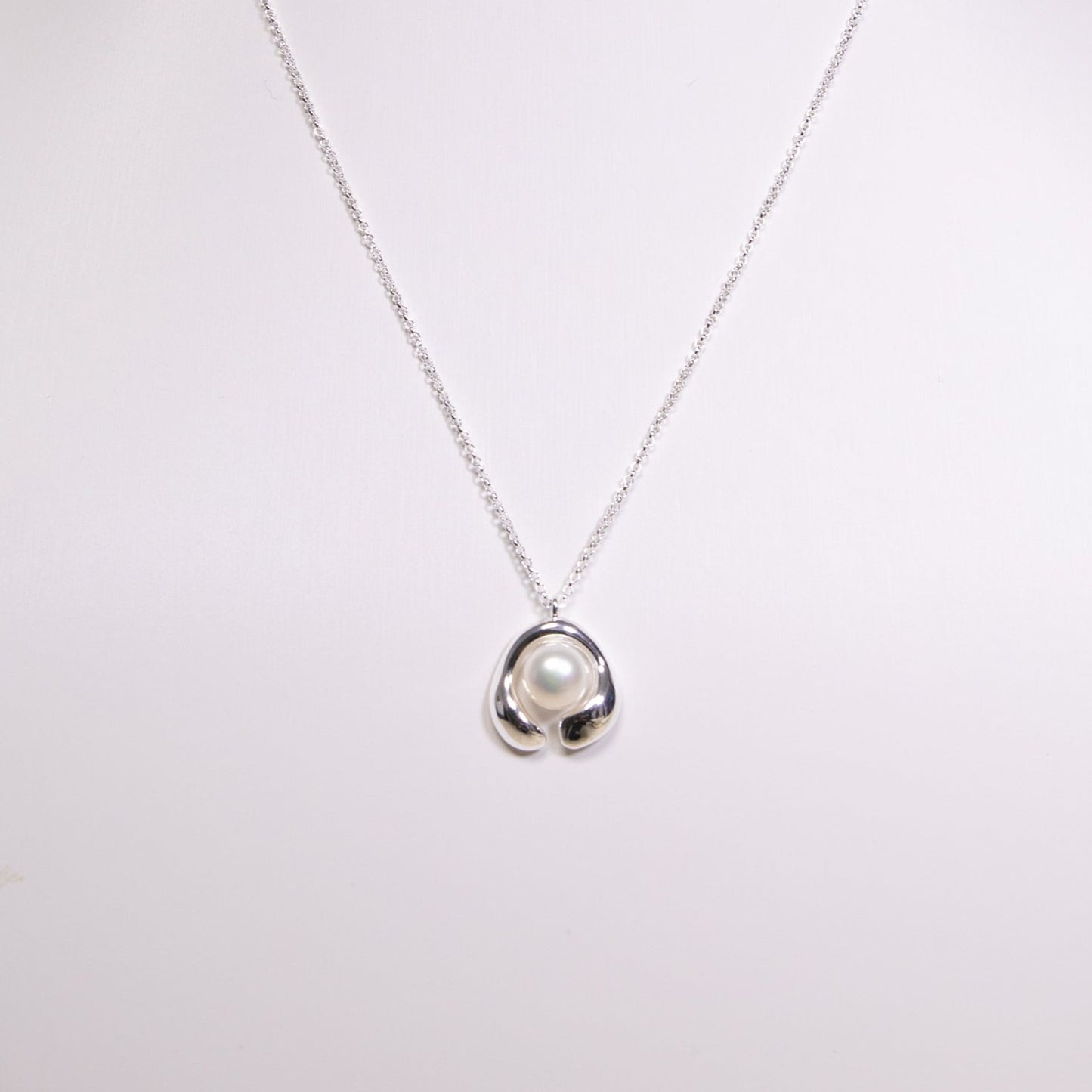 Simple Silver Circled Pearl Pendant Necklace