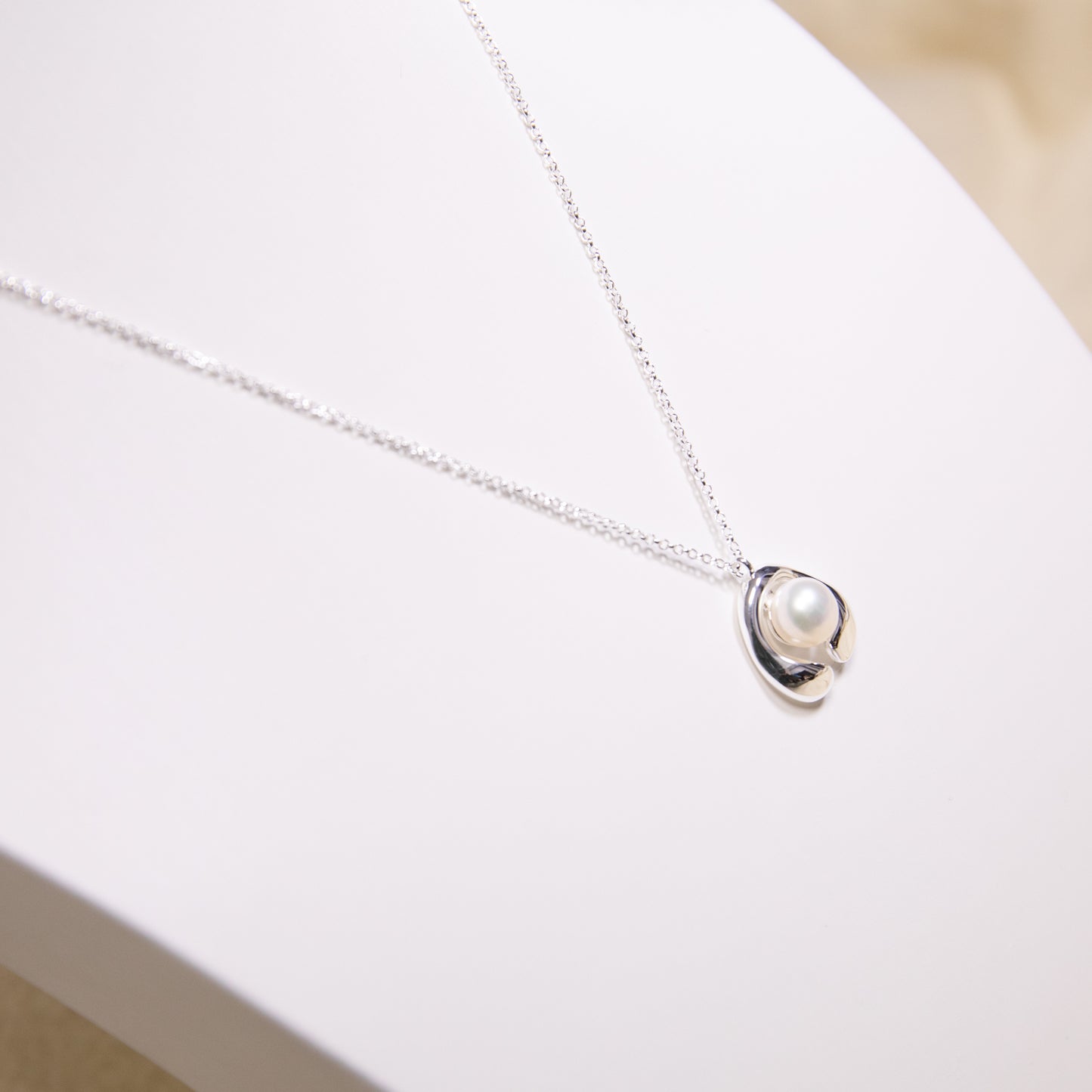 Simple Silver Circled Pearl Pendant Necklace