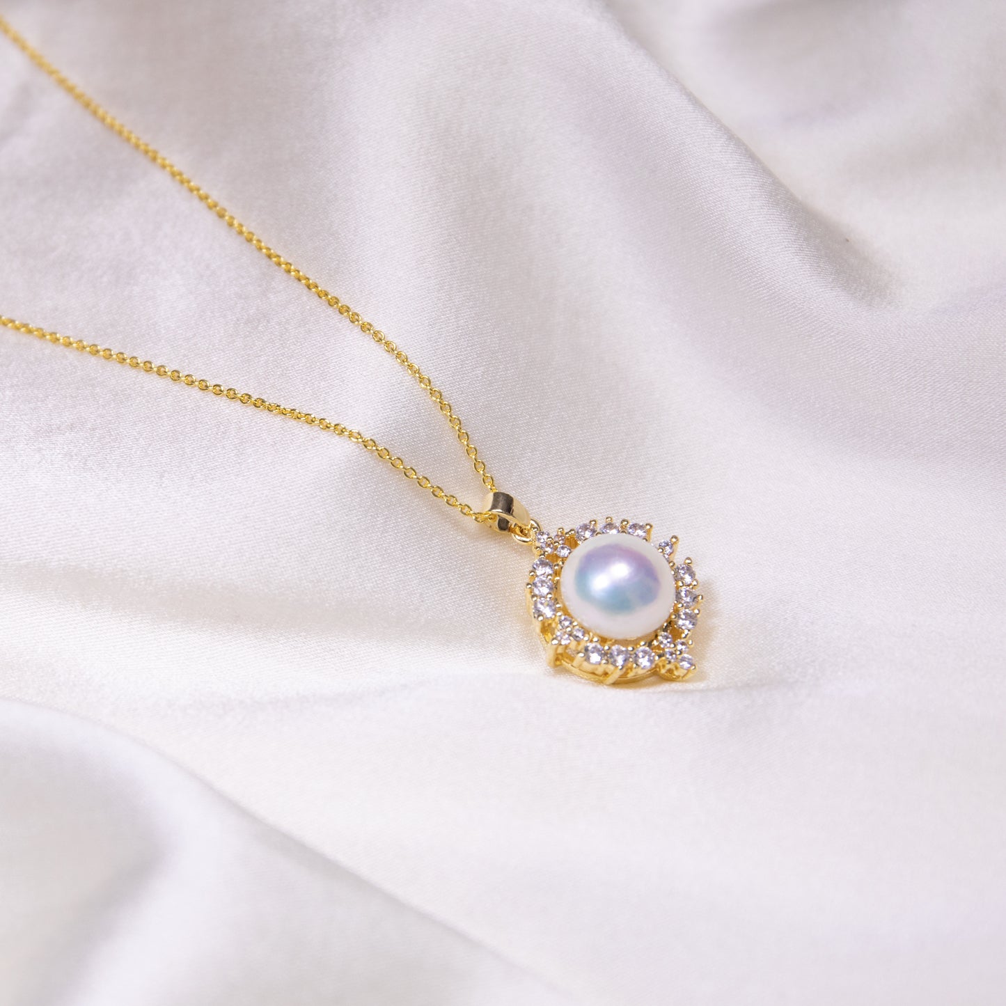 10-11mm Round White Pearl Pendant on Rhombus Zircon setting