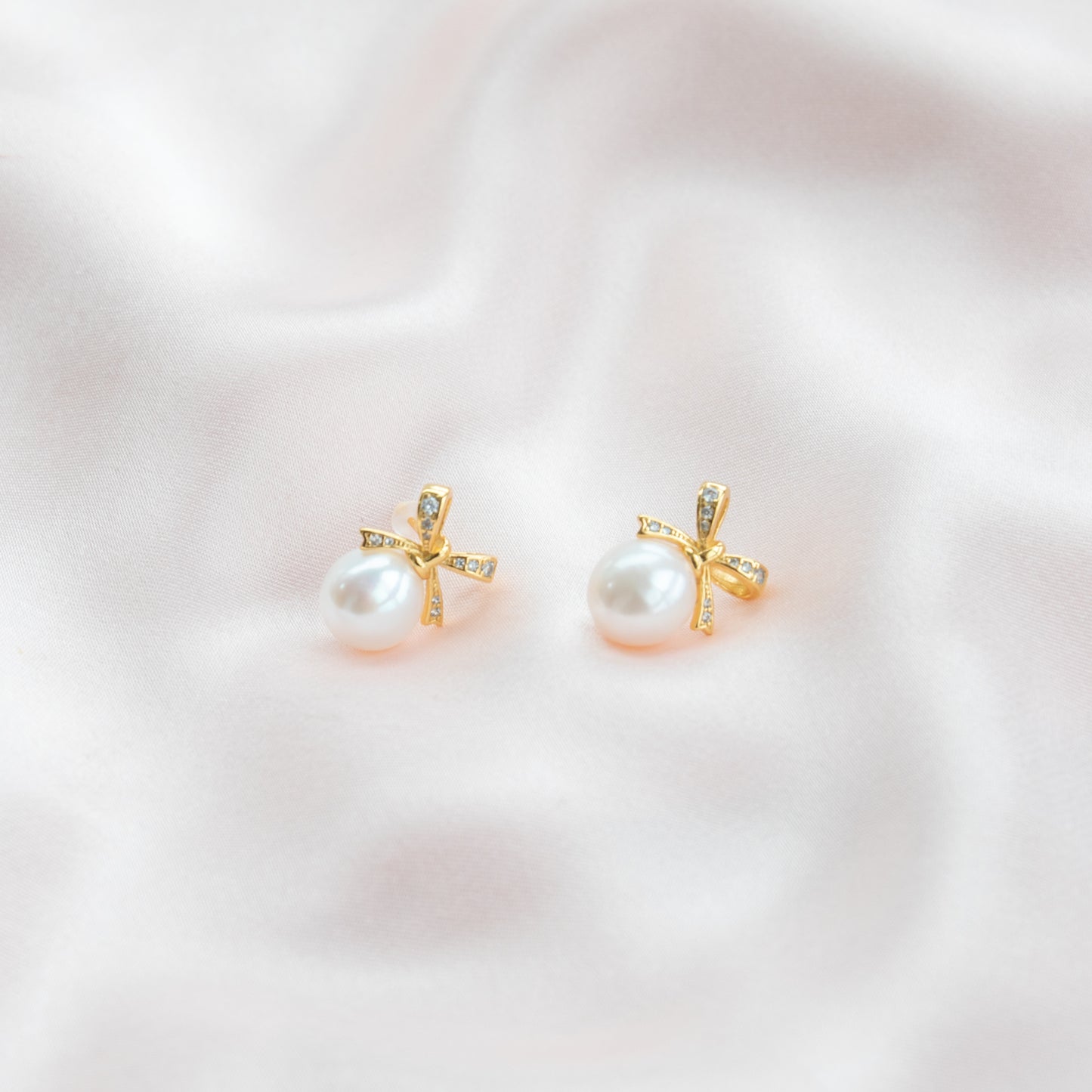 Bow Tie Oval Pearls Stud Earring
