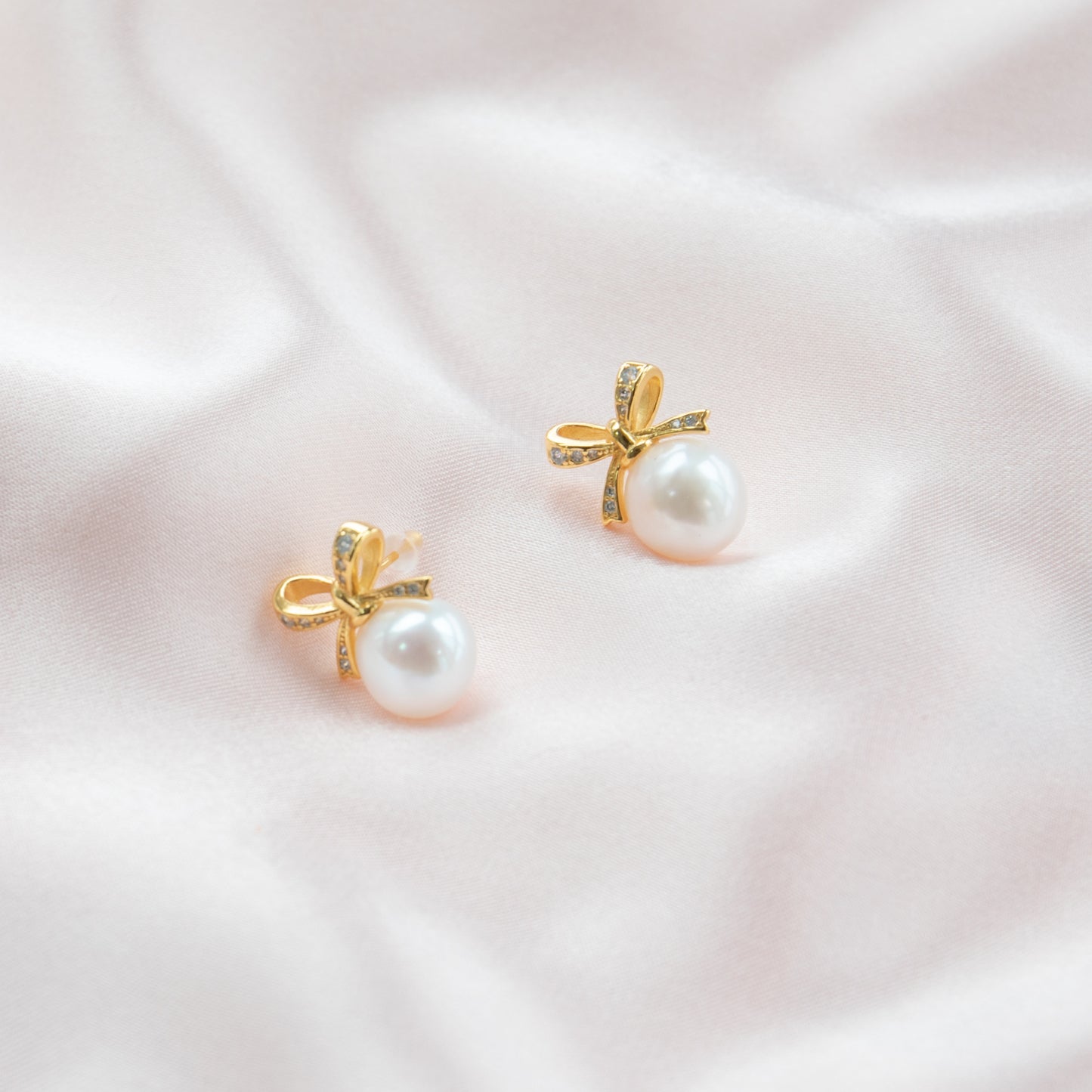 Bow Tie Oval Pearls Stud Earring