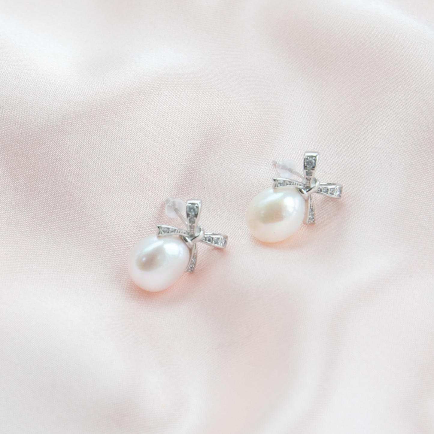 Bow Tie Oval Pearls Stud Earring