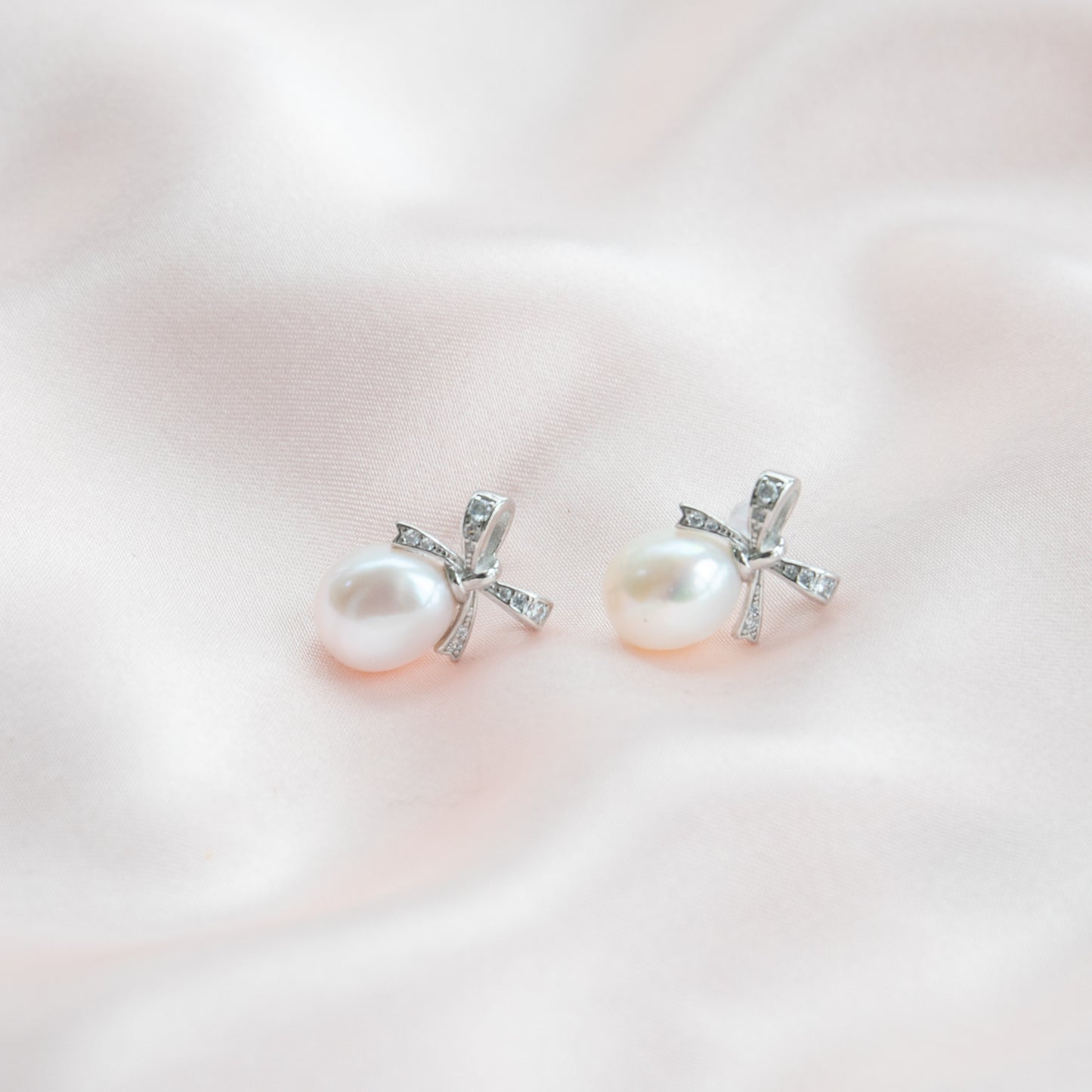 Bow Tie Oval Pearls Stud Earring
