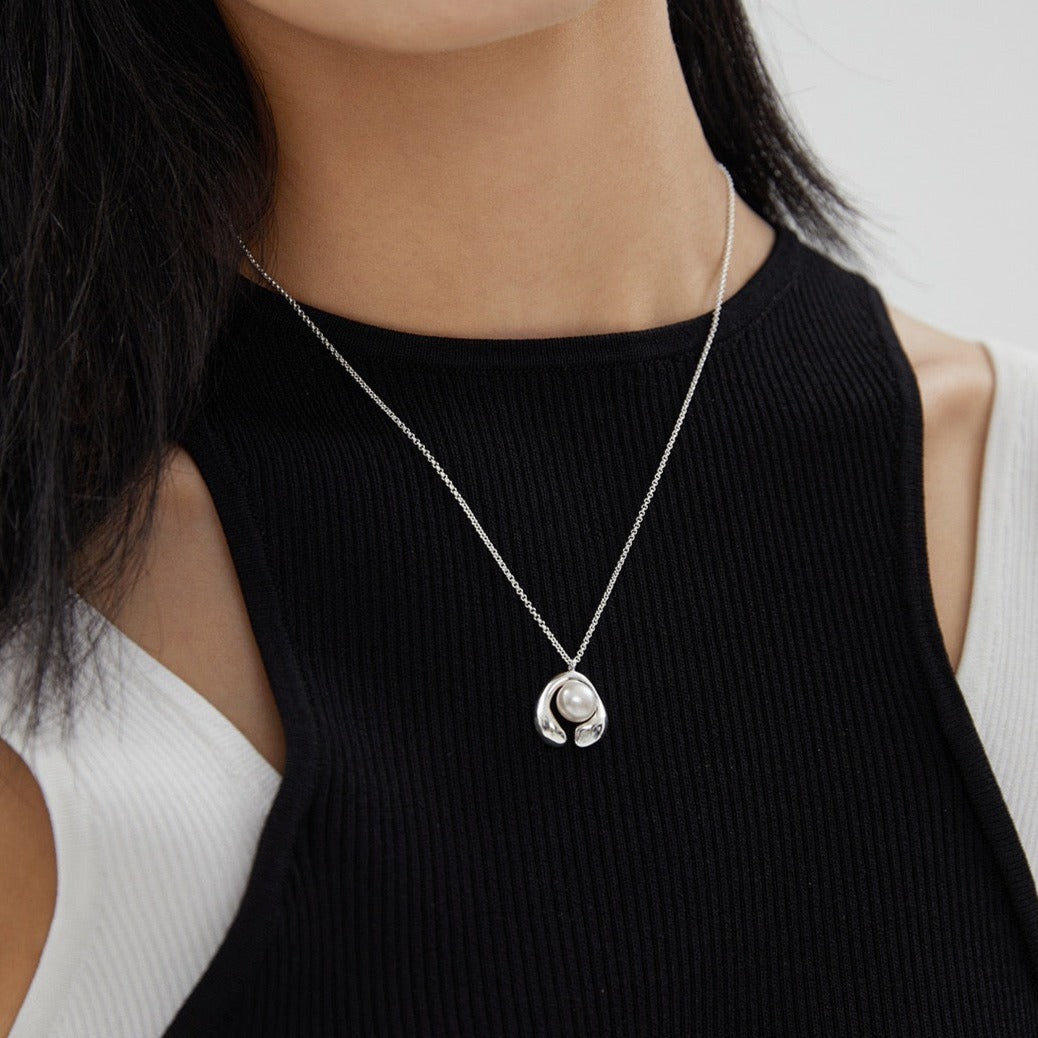 Simple Silver Circled Pearl Pendant Necklace