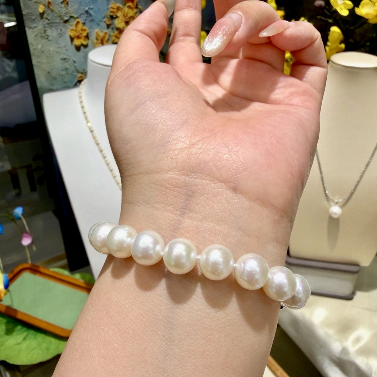 Classic Freshwater Pearl Bracelet, 9–10mm featuring 9–10mm white freshwater pearl