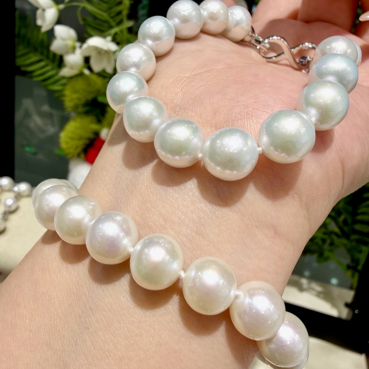 Classic Freshwater Pearl Bracelet, 9–10mm featuring 9–10mm white freshwater pearl