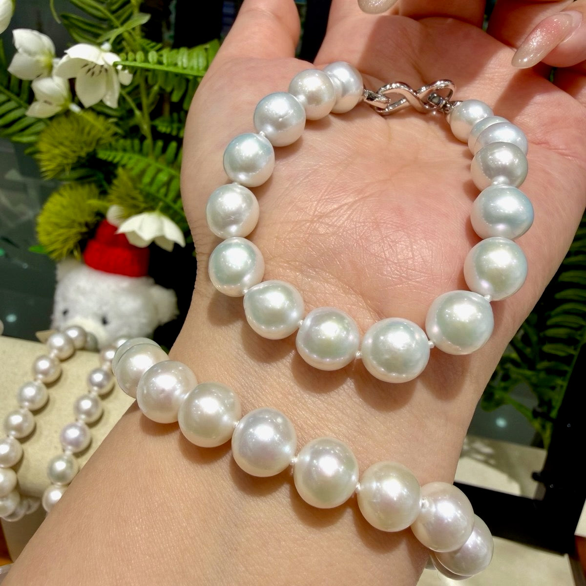 Classic Freshwater Pearl Bracelet, 9–10mm featuring 9–10mm white freshwater pearl